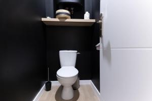 aseo blanco en un baño con pared negra en MarQue Néo Art, en Carcassonne 11 fotos más