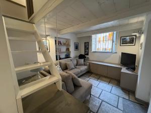 a living room with a couch and a tv at Casa del Pescatore in Monterosso al Mare