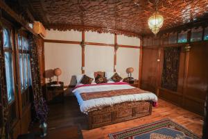 1 dormitorio con 1 cama en una habitación en Naaz Kashmir Houseboat en Srinagar