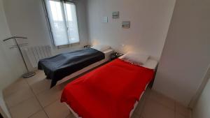 Ένα ή περισσότερα κρεβάτια σε δωμάτιο στο LES PALUDIERS Appartement 2 chambres centre-ville