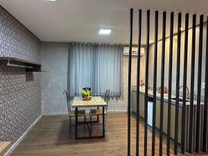 Un comedor con una mesa y dos sillas. en Motel Orion - Belo Horizonte, en Belo Horizonte 29 fotos más