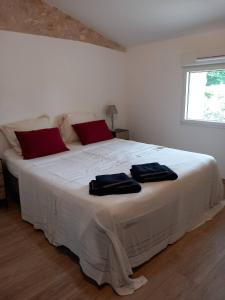 1 dormitorio con 1 cama grande y 2 toallas. en Château Le Noble Studio ou Appartement, en Saint-Germain-du-Puch