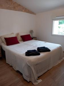 una camera da letto con un letto grande con due asciugamani sopra di Château Le Noble winery near St Emilion a Saint-Germain-du-Puch