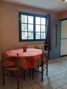 Ponches-EstruvalLes Kiwis的餐桌、椅子和窗户