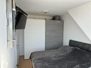 um quarto com uma cama grande e uma parede em Stilvolle Stadtoase nähe Prater inkl. Whirpool em Viena