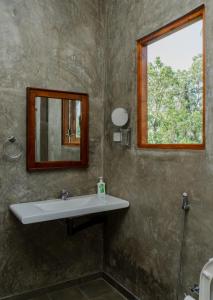 a bathroom with a sink and a mirror at Tekkawatta in Colombo