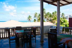 Un restaurante o sitio para comer en YKD Tourist Rest Hikkaduwa