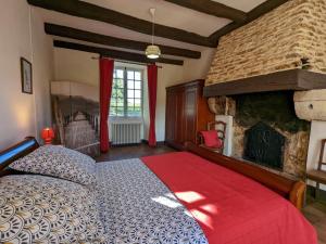 ein Schlafzimmer mit einem Bett und einer Steinmauer in der Unterkunft Gîte Cherves-Richemont, 3 pièces, 5 personnes - FR-1-653-205 in Cherves-de-Cognac