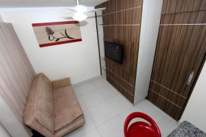 ein Badezimmer mit Sofa und TV in der Unterkunft Lacqua Diroma 1 2 3 4 5 in Caldas Novas