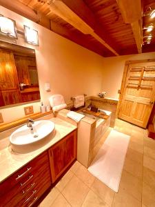 y baño con lavabo y encimera. en Big Bear Cabin, en Corning