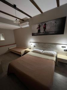 1 dormitorio con 1 cama y una pintura en la pared en Hotel Pino, en Lerici
