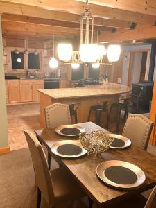 mesa de comedor con sillas y cocina en Big Bear Cabin, en Corning
