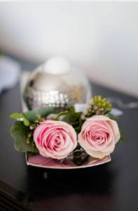 a bouquet of pink roses in a vase on a table at Extraordinary Central Flat & Roof Top Terrace in London
