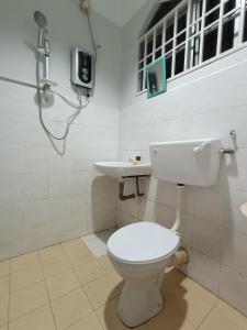 uma casa de banho com um WC e um lavatório em Tambun Sunway Homestay em Tambun
