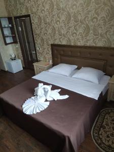 ウーマニにあるUman Hotelのベッド1台(白いタオル2枚付)