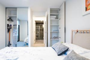 Voodi või voodid majutusasutuse Luxury and Stylish Apt on NB Ave toas