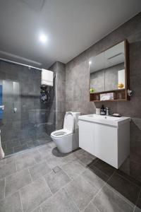 Vannituba majutusasutuses Luxury and Stylish Apt on NB Ave