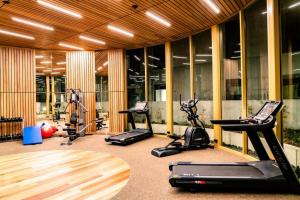 - une salle de sport avec des tapis de course et des vélos d'exercice dans un bâtiment dans l'établissement Luxury and Stylish Apt on NB Ave, à Canberra