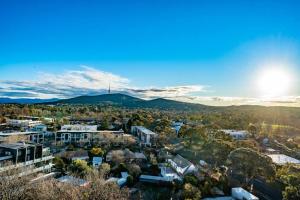 une vue aérienne sur une ville avec des montagnes en arrière-plan dans l'établissement Luxury and Stylish Apt on NB Ave, à Canberra