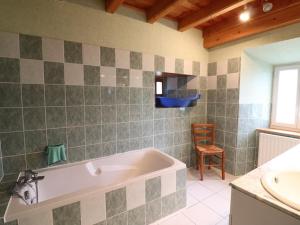 y baño con bañera y lavamanos. en Gîte Val-d'Arcomie-Saint-Just, 5 pièces, 9 personnes - FR-1-742-363, en Arcomie