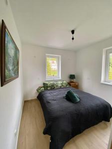 ein Schlafzimmer mit einem großen schwarzen Bett in einem Zimmer in der Unterkunft Apartament Guziczek2 in Nowy Targ