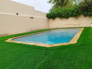 בריכת השחייה שנמצאת ב-Private Room Villa Dubai או באזור