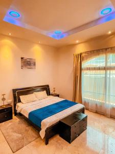 Een bed of bedden in een kamer bij Private Room Villa Dubai