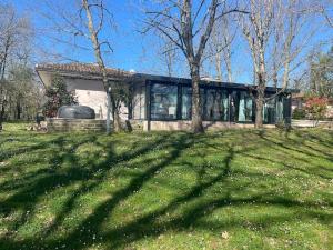 ein Haus mit einem großen Schatten auf dem Gras in der Unterkunft Alloggio turistico-Charming Nature House in Ronciglione