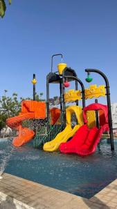 a water park with a water slide in the water at منتجع سرايا وسفاري ديور in At Turbīyah