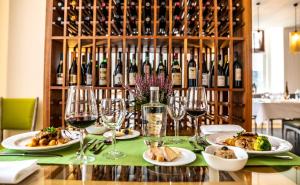 uma mesa com pratos de comida e garrafas de vinho em Grande Hotel das Caldas da Felgueira nas Caldas da Felgueira