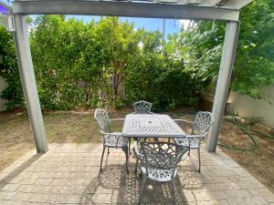 una mesa y sillas en un patio en Devine Stay, en Paarl