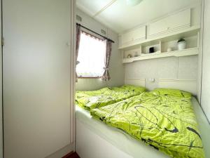 Rúm í herbergi á Mobilheim Na louce