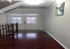 ブランプトンにあるBeautiful private Room near Toronto pearson Airportの階段と窓が2つある空き部屋