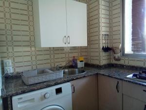 a kitchen with a sink and a washing machine at Apartamento Caños de Meca in Los Caños de Meca