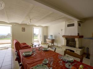 een eetkamer met een tafel en een open haard bij Gîte Saint-Alban-les-Eaux, 3 pièces, 4 personnes - FR-1-496-75 in Saint-Alban-les-Eaux