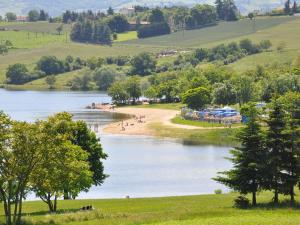 uma vista para um rio com pessoas numa praia em Gîte Saint-Alban-les-Eaux, 3 pièces, 4 personnes - FR-1-496-75 em Saint-Alban-les-Eaux