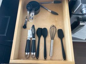 uma caixa de madeira com utensílios em Buckhead City Penthouse em Atlanta