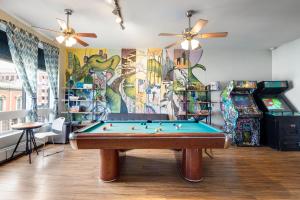 uma sala com uma mesa de bilhar e jogos de arcada em HI San Diego Downtown Hostel em San Diego
