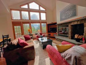 sala de estar con 2 sofás y chimenea en SH1 Beautiful StoneHill Townhouse in Bretton Woods, en Bretton Woods