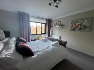 ビラリキーにあるUrban Oasisのベッドルーム1室(枕付きのベッド1台、窓付)