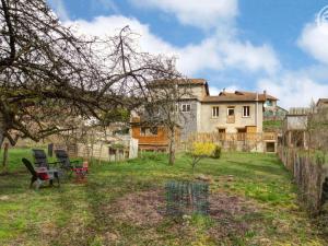 einen Garten mit Stühlen und ein Haus im Hintergrund in der Unterkunft Gîte Cherier, 3 pièces, 4 personnes - FR-1-496-288 in Chérier