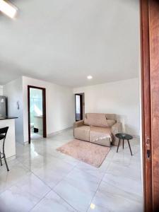 salon z kanapą i stołem w obiekcie Apartamento na praia de Ponta de Campina w mieście Cabedelo