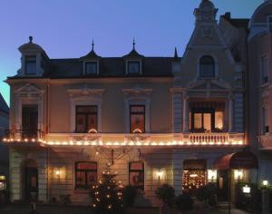 ein großes Gebäude mit einem Weihnachtsbaum davor in der Unterkunft Hotel Sankt Maximilian in Bernkastel-Kues