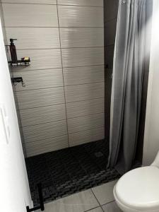 Ένα μπάνιο στο Acogedora y moderna casa en Hidalgo