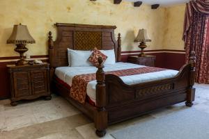 1 dormitorio con 1 cama de madera y 2 mesitas de noche en Hotel Ocean View en Campeche