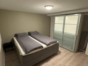 Sentral og fin leilighet房間的床