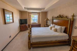 1 dormitorio con 1 cama grande y TV en Hotel Ocean View en Campeche