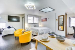 Postel nebo postele na pokoji v ubytování Ocean City Loft-Style Apt, Close to Beaches!