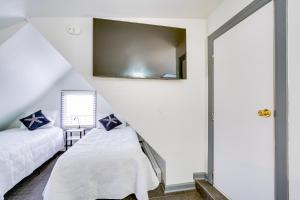 Postel nebo postele na pokoji v ubytování Ocean City Loft-Style Apt, Close to Beaches!
