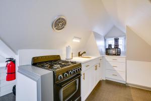 Kuchyň nebo kuchyňský kout v ubytování Ocean City Loft-Style Apt, Close to Beaches! + 17 fotografií